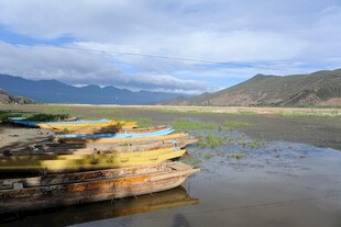 湖畔停泊的多彩船只