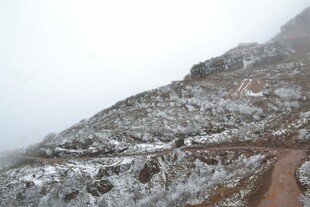 雪覆山路 尽显冬日景致