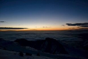 日出云海中的壮丽山景