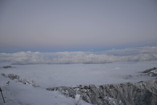 雪覆山峦云海景观
