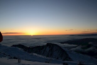 山顶壮丽日出云海景观