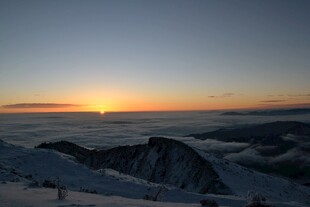 雪山之巅的壮丽日出
