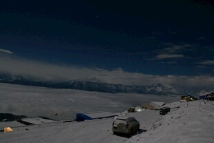 雪夜中的静谧户外场景