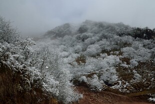 雪覆山峦 云雾缭绕之景