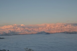 湖畔雪山日出美景