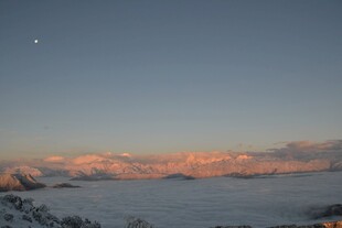 雪后黄昏的壮丽天际线