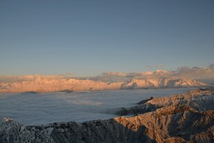 壮丽雪山日出美景