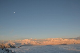 雪后黄昏的静谧天空景色
