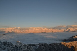 雪山日出壮丽景观