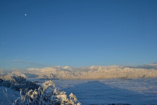 雪覆山峦的静谧蓝天景象