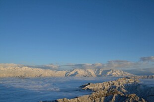 雪山蓝天壮丽自然景观