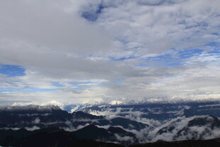 雪山云海壮丽自然景观