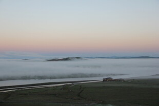 云海中的静谧景象