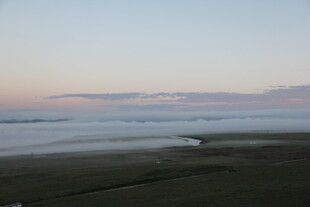 海边暮色下的宁静沙滩
