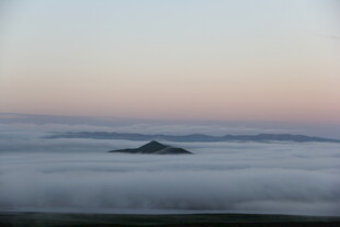 云海中的孤峰美景