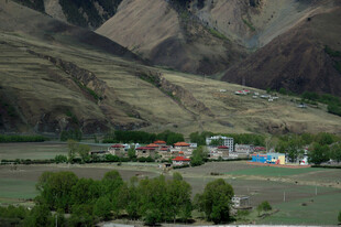 山谷中的多彩村落