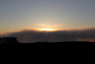 日落时分的朦胧天际