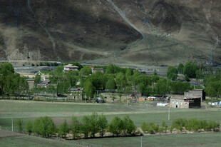 山间村落伴绿水美景