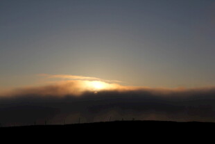 日出云海间的壮丽景观