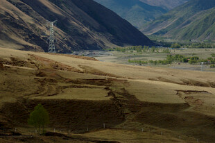 山间开阔田野风光