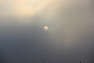 雾霭中朦胧的太阳