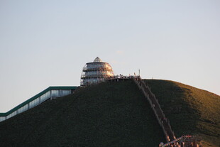 山顶上的建筑与蜿蜒道路
