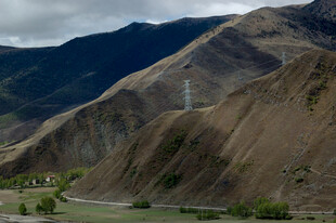 山间风景 远处矗立信号塔