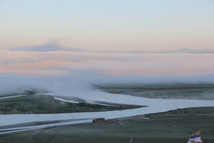 草原河畔暮色美景