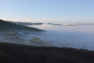 海边晨曦下的壮阔自然景观