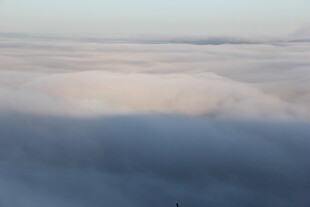云海之上的壮丽景象