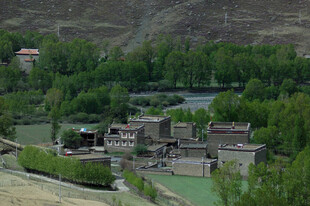 山间古朴村落景观