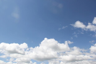 晴朗蓝天飘浮朵朵白云