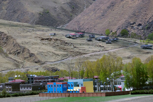 山间村落的多彩建筑景观