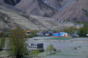 山间多彩村落风景