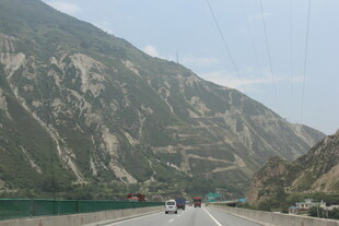 山间公路上的行驶车辆