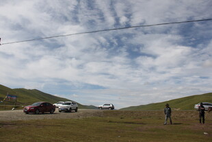 草原上的休闲车辆与行人