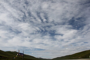 山间蓝天白云美景