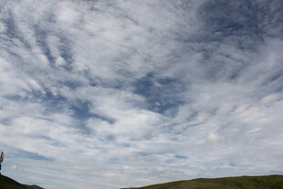 蓝天白云下的开阔景致