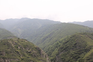 青山连绵的壮阔自然景观