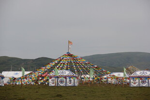 草原上的多彩经幡帐篷