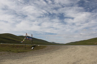 公路上的骑行者与开阔风景
