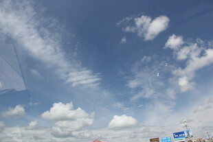 蓝天白云下的开阔景象