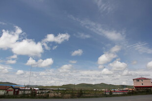 蓝天白云下的户外风景
