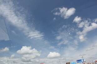 蓝天白云下的开阔景象