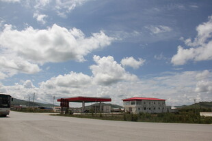 蓝天白云下的加油站风景