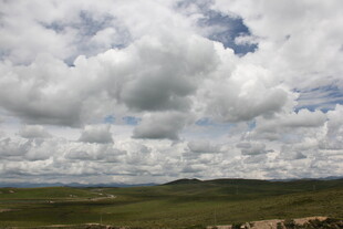 草原上空的壮丽云层