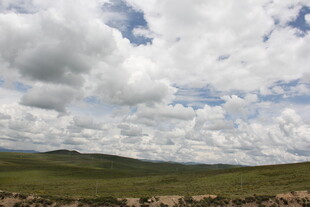 草原上的蓝天白云风景
