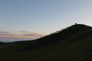 黄昏下的静谧山丘