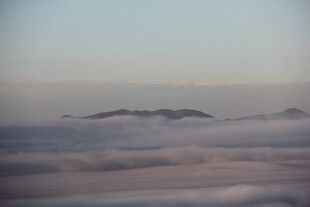 云海之上的远山景色