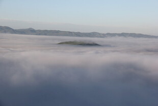 云海之上的壮丽景观